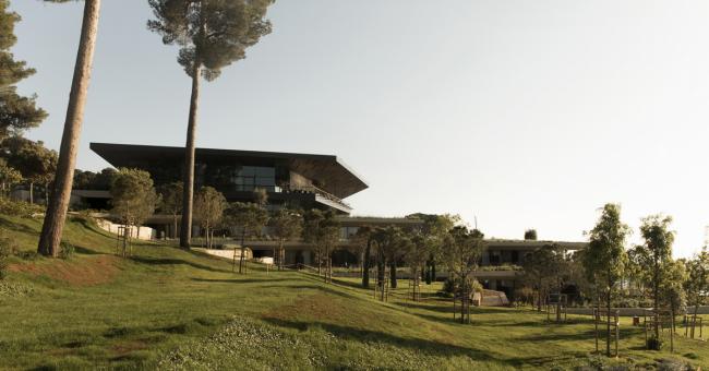 BIM建筑|曲折叠退，纵享海天一色：罗维尼公园大酒店 / 3LHD