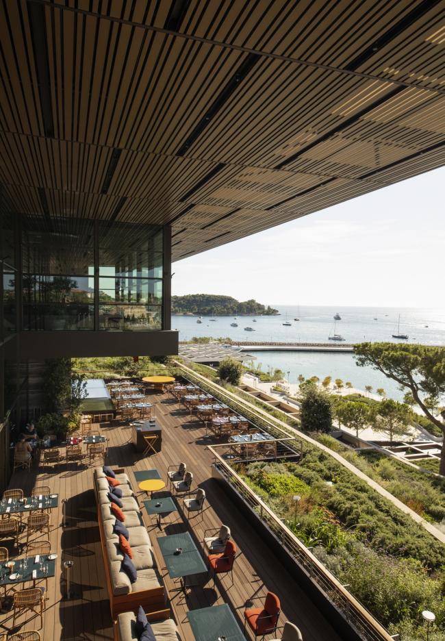 BIM建筑|曲折叠退，纵享海天一色：罗维尼公园大酒店 / 3LHD