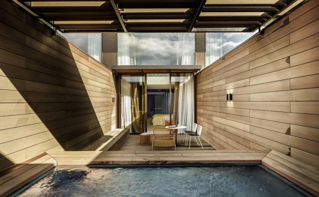 BIM建筑|曲折叠退，纵享海天一色：罗维尼公园大酒店 / 3LHD