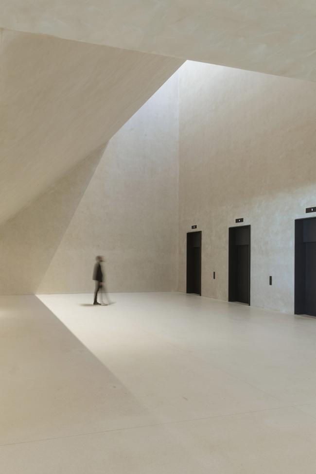 BIM建筑|曲折叠退，纵享海天一色：罗维尼公园大酒店 / 3LHD