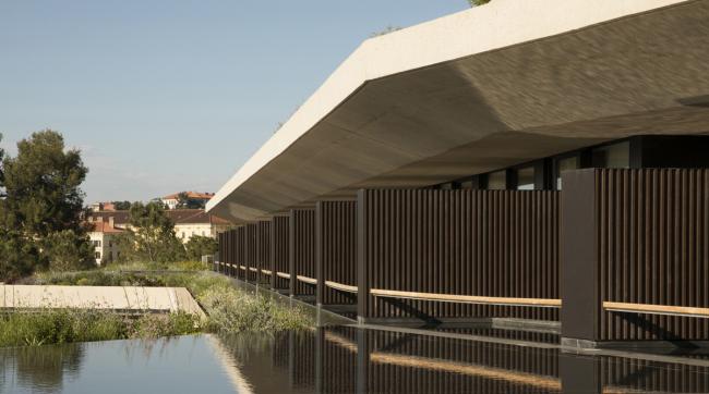 BIM建筑|曲折叠退，纵享海天一色：罗维尼公园大酒店 / 3LHD