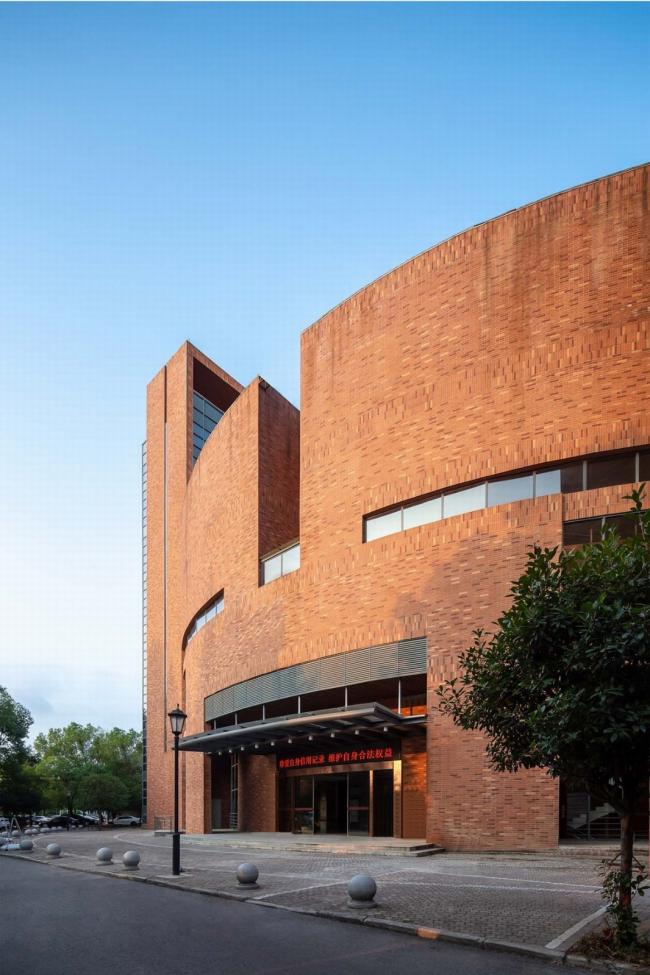 BIM建筑|稳重内敛，透着古典之美的清水红砖雕塑：黄石市群艺馆 / 中南建筑设计院