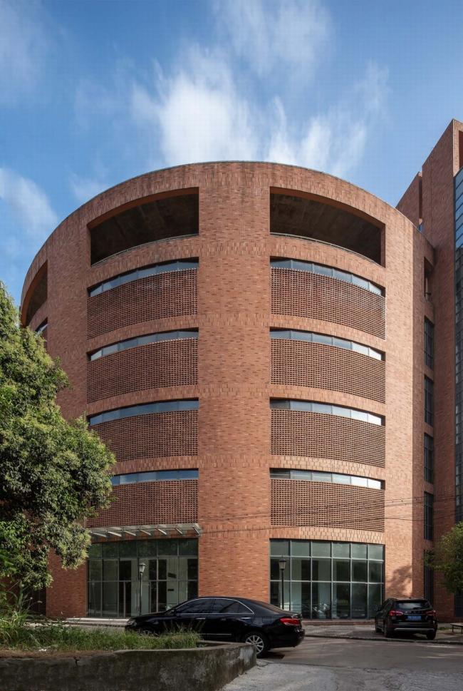 BIM建筑|稳重内敛，透着古典之美的清水红砖雕塑：黄石市群艺馆 / 中南建筑设计院