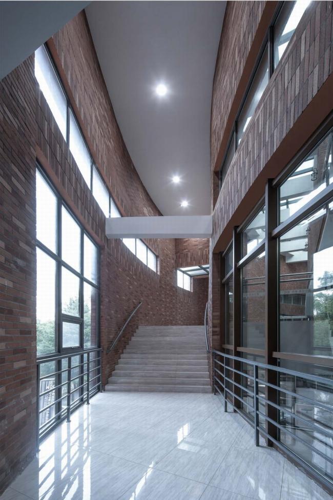 BIM建筑|稳重内敛，透着古典之美的清水红砖雕塑：黄石市群艺馆 / 中南建筑设计院