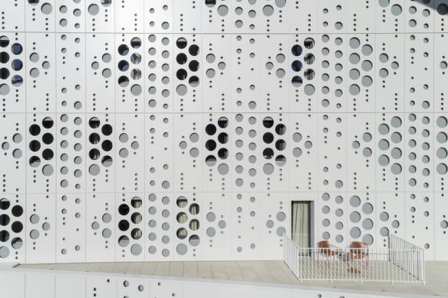 BIM建筑|如纯白蕾丝裙般优雅圣洁：蒙特皮埃酒店综合体 / Manuelle Gautrand Architecture