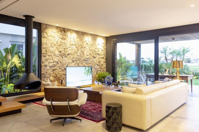 BIM建筑|闲暇静坐，赏湖冥想：77号房子 / Aunic Arquitetos