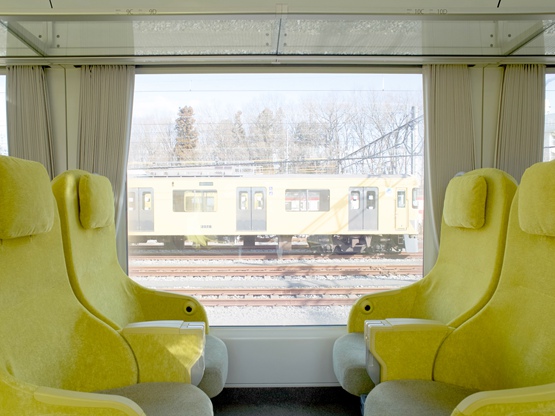 BIM建筑|妹岛和世设计有巨大窗户的通勤列车