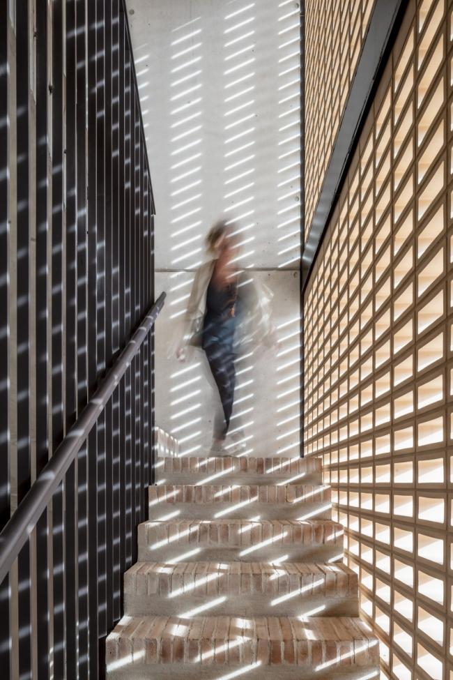 BIM建筑|光影流转间带来温暖质感——西班牙四友公寓