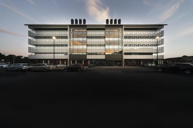 BIM建筑|曲线的交织与恣意流动：B:Hive 办公大楼 / BVN + Jasmax