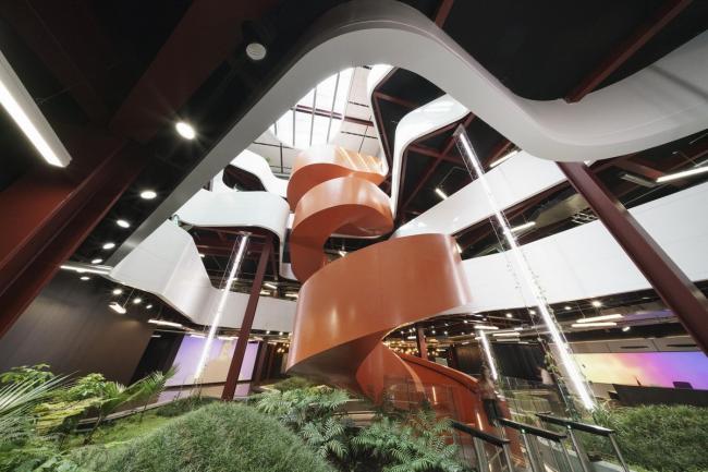 BIM建筑|曲线的交织与恣意流动：B:Hive 办公大楼 / BVN + Jasmax