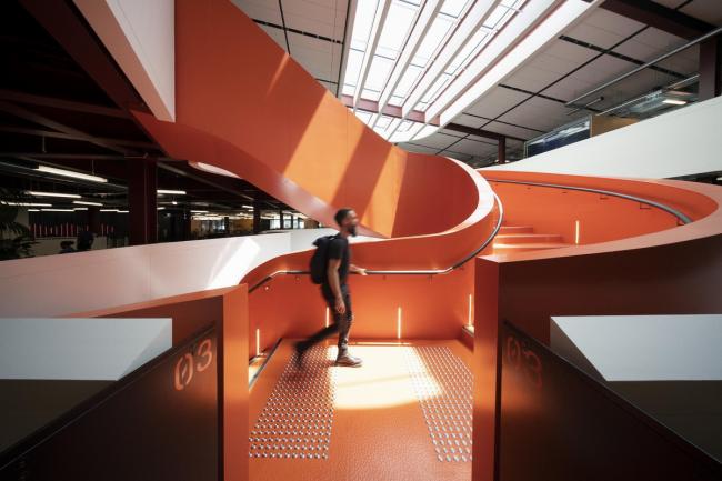 BIM建筑|曲线的交织与恣意流动：B:Hive 办公大楼 / BVN + Jasmax