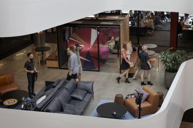 BIM建筑|曲线的交织与恣意流动：B:Hive 办公大楼 / BVN + Jasmax