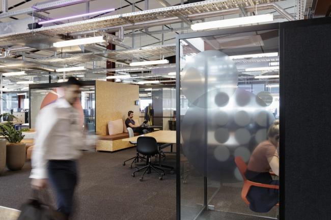 BIM建筑|曲线的交织与恣意流动：B:Hive 办公大楼 / BVN + Jasmax