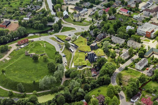 BIM建筑|簇拥嵌套的三角草坡顶“小房子”——东拉脱维亚创意服务中心 / SAALS