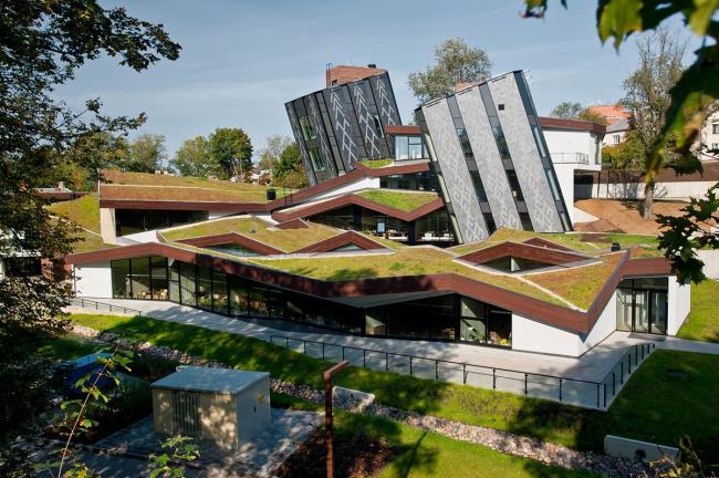 BIM建筑|簇拥嵌套的三角草坡顶“小房子”——东拉脱维亚创意服务中心 / SAALS