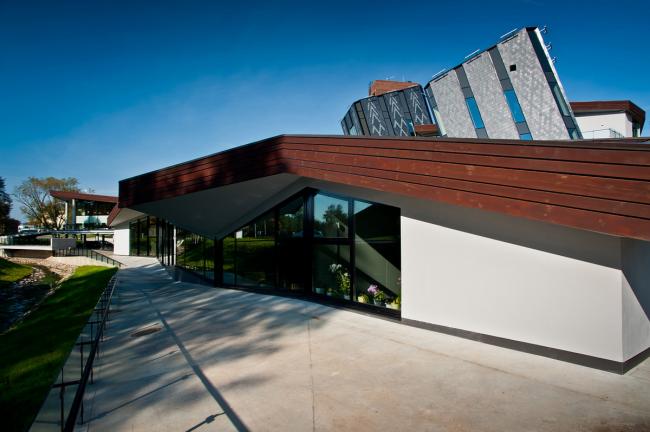 BIM建筑|簇拥嵌套的三角草坡顶“小房子”——东拉脱维亚创意服务中心 / SAALS