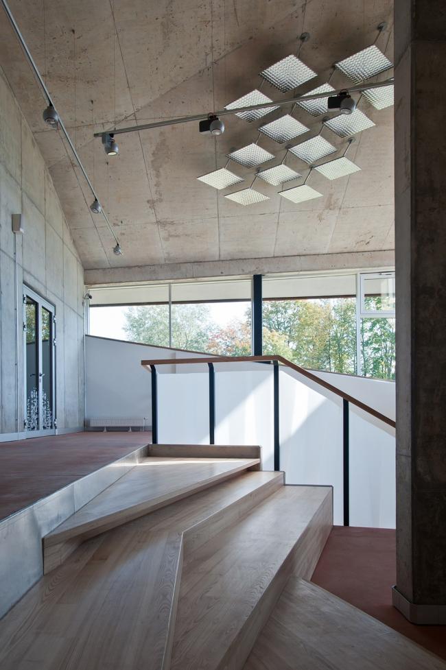 BIM建筑|簇拥嵌套的三角草坡顶“小房子”——东拉脱维亚创意服务中心 / SAALS