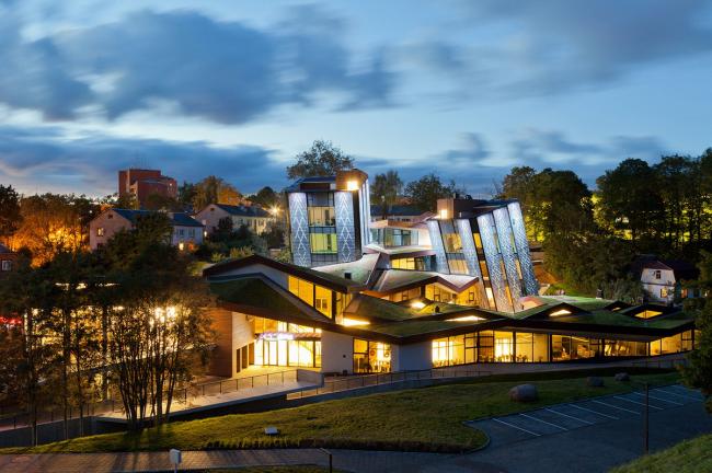 BIM建筑|簇拥嵌套的三角草坡顶“小房子”——东拉脱维亚创意服务中心 / SAALS