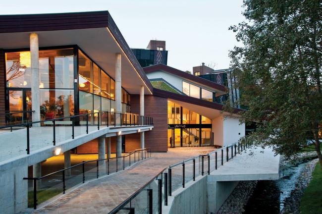 BIM建筑|簇拥嵌套的三角草坡顶“小房子”——东拉脱维亚创意服务中心 / SAALS