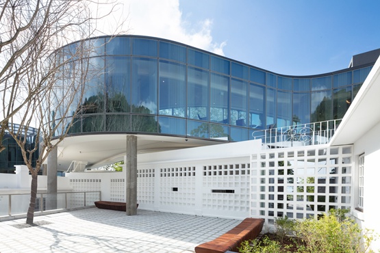 BIM建筑|梦幻建筑工作室在山坡上设计“香港芝加哥大学中心”