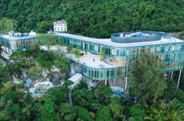 BIM建筑|梦幻建筑工作室在山坡上设计“香港芝加哥大学中心”-BIM建筑网