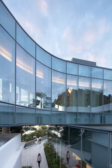 BIM建筑|梦幻建筑工作室在山坡上设计“香港芝加哥大学中心”