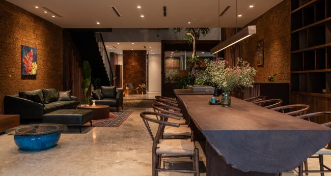 BIM建筑|拱窗围廊下营造室内庭院：越南 AD8 别墅 / Nemo Studio