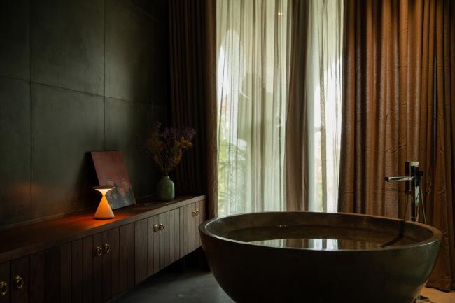 BIM建筑|拱窗围廊下营造室内庭院：越南 AD8 别墅 / Nemo Studio