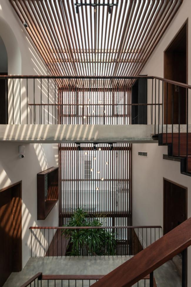 BIM建筑|拱窗围廊下营造室内庭院：越南 AD8 别墅 / Nemo Studio