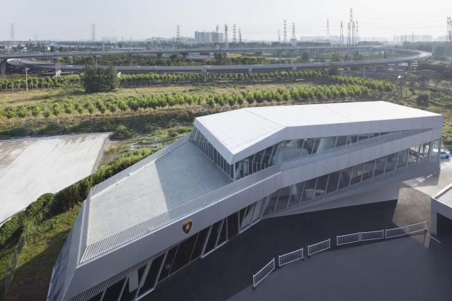BIM建筑|错动扭转，富有动感的倾斜：中国兰博基尼展示中心 / 普玛建筑设计事务所