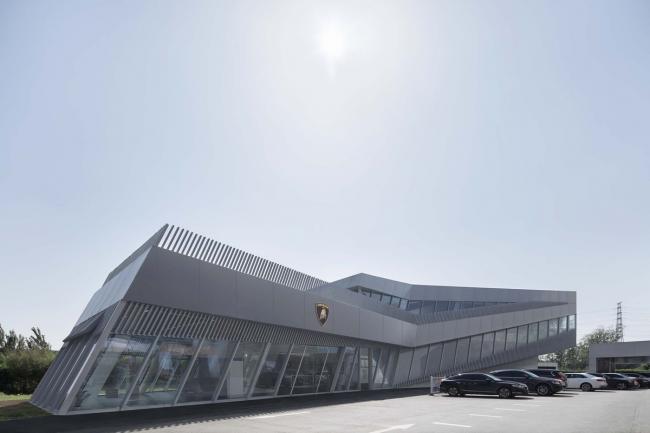 BIM建筑|错动扭转，富有动感的倾斜：中国兰博基尼展示中心 / 普玛建筑设计事务所