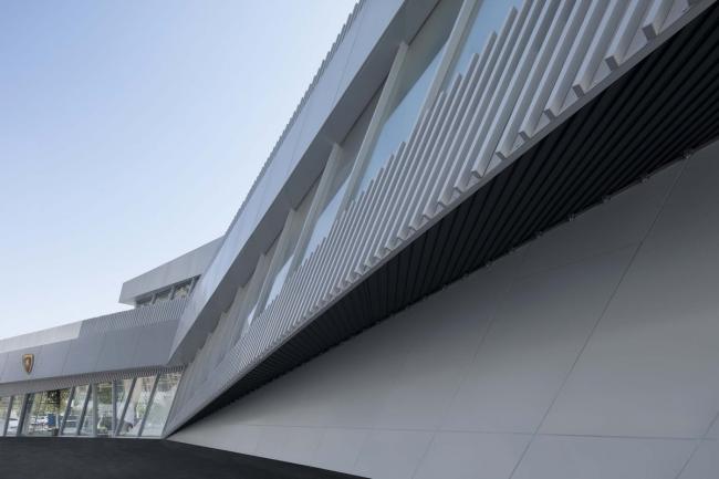 BIM建筑|错动扭转，富有动感的倾斜：中国兰博基尼展示中心 / 普玛建筑设计事务所