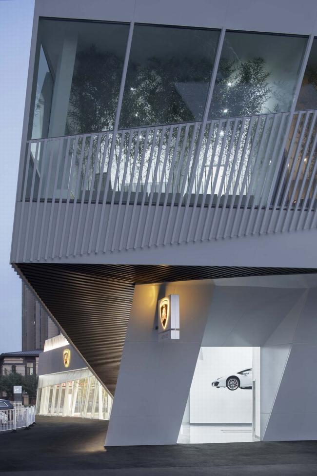 BIM建筑|错动扭转，富有动感的倾斜：中国兰博基尼展示中心 / 普玛建筑设计事务所