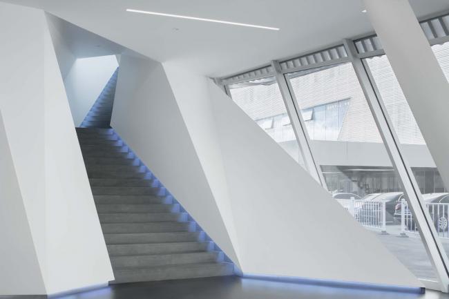 BIM建筑|错动扭转，富有动感的倾斜：中国兰博基尼展示中心 / 普玛建筑设计事务所