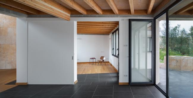 BIM建筑|错落景窗勾勒出一幅幅山野风景画：MM住宅 / Salvà Ortín Arquitectes