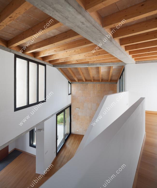 BIM建筑|错落景窗勾勒出一幅幅山野风景画：MM住宅 / Salvà Ortín Arquitectes