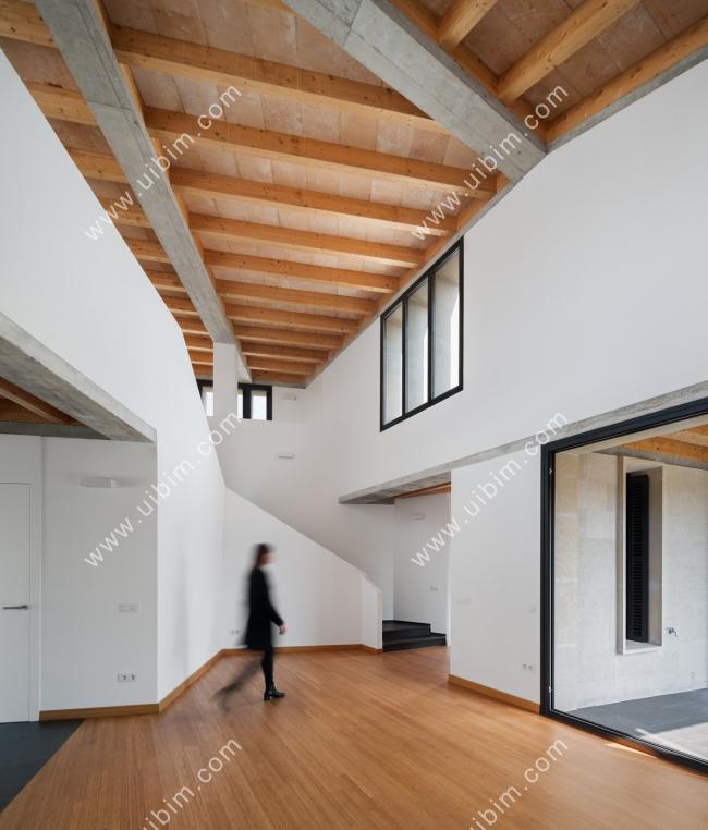 BIM建筑|错落景窗勾勒出一幅幅山野风景画：MM住宅 / Salvà Ortín Arquitectes