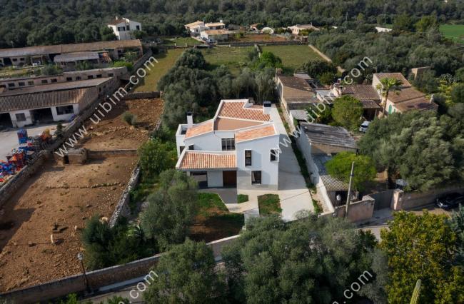 BIM建筑|错落景窗勾勒出一幅幅山野风景画：MM住宅 / Salvà Ortín Arquitectes