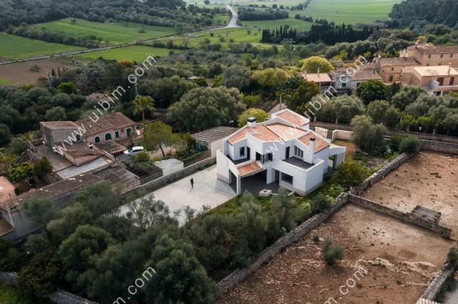 BIM建筑|错落景窗勾勒出一幅幅山野风景画：MM住宅 / Salvà Ortín Arquitectes