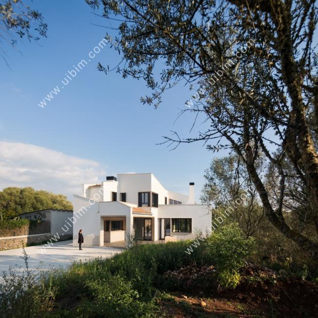 BIM建筑|错落景窗勾勒出一幅幅山野风景画：MM住宅 / Salvà Ortín Arquitectes