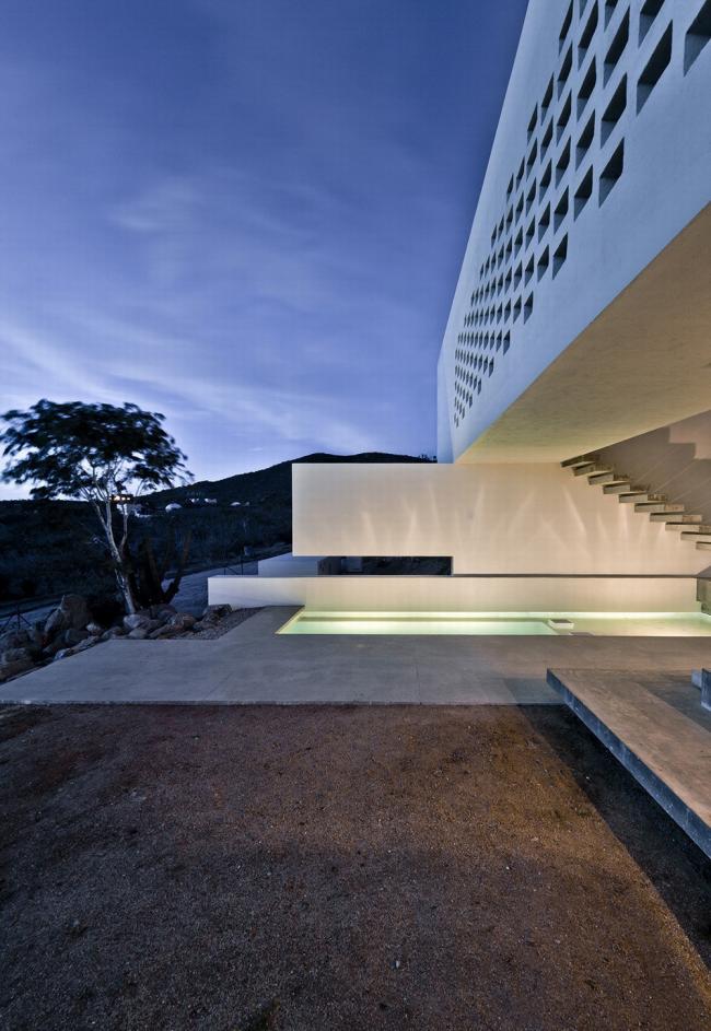 BIM建筑|荒漠火山脊上的萨卡特卡斯4号别墅 / Campos Leckie Studio