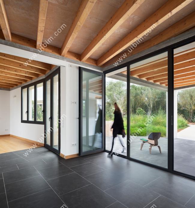 BIM建筑|错落景窗勾勒出一幅幅山野风景画：MM住宅 / Salvà Ortín Arquitectes