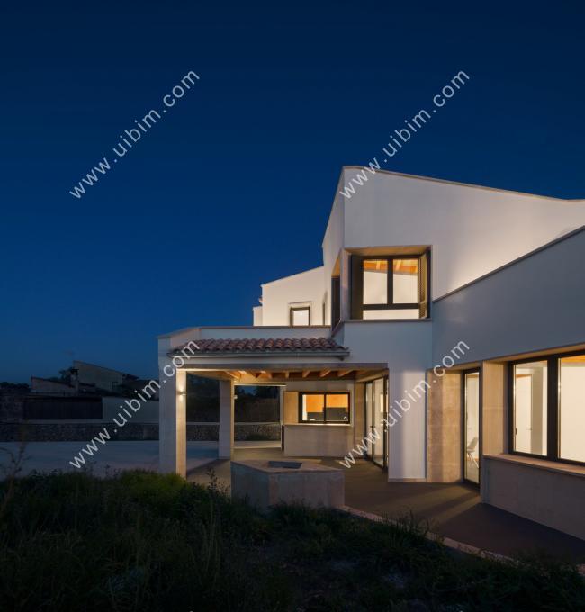 BIM建筑|错落景窗勾勒出一幅幅山野风景画：MM住宅 / Salvà Ortín Arquitectes