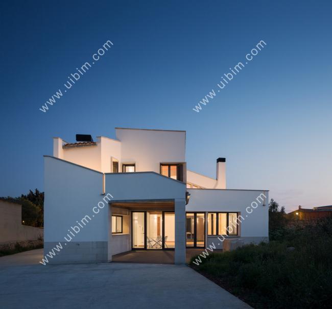 BIM建筑|错落景窗勾勒出一幅幅山野风景画：MM住宅 / Salvà Ortín Arquitectes