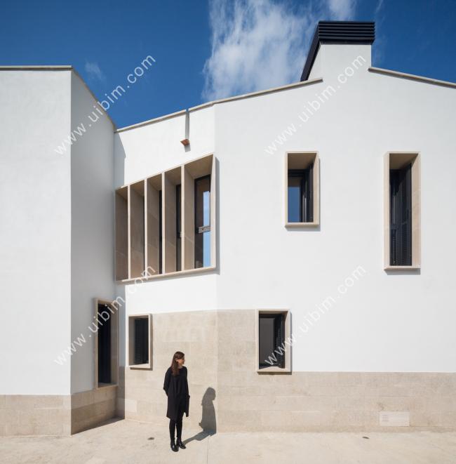 BIM建筑|错落景窗勾勒出一幅幅山野风景画：MM住宅 / Salvà Ortín Arquitectes