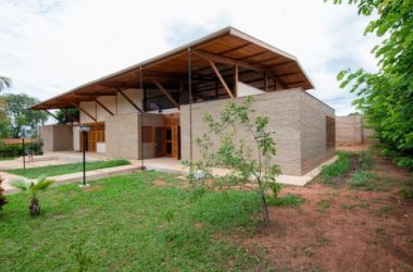 BIM建筑|草丛，泥巴，荡秋千：乡野田园里的儿童之家-BIM建筑网