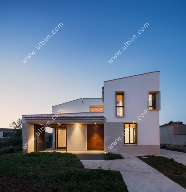 BIM建筑|错落景窗勾勒出一幅幅山野风景画：MM住宅 / Salvà Ortín Arquitectes