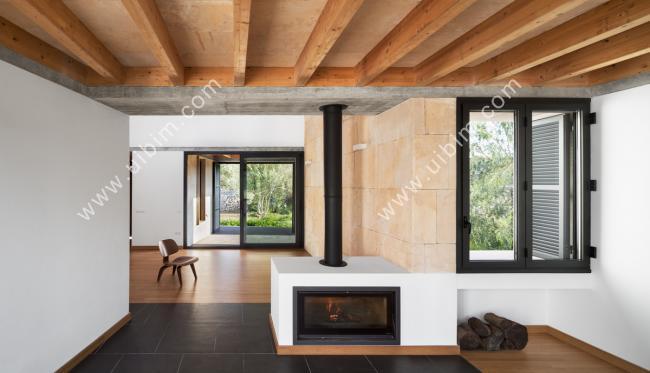 BIM建筑|错落景窗勾勒出一幅幅山野风景画：MM住宅 / Salvà Ortín Arquitectes