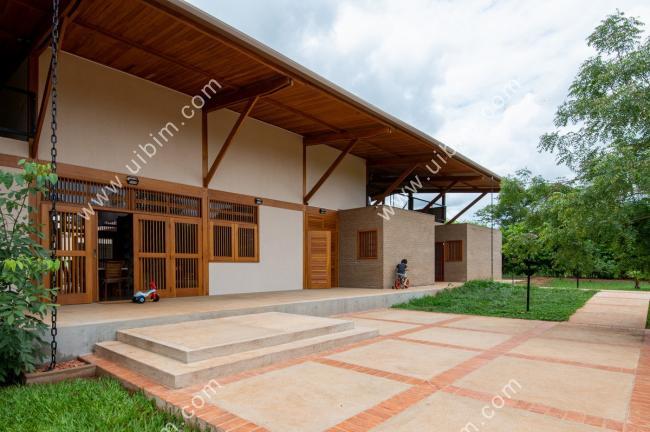 BIM建筑|草丛，泥巴，荡秋千：乡野田园里的儿童之家