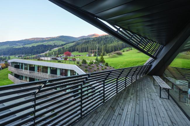 BIM建筑|依山就势而居——斯特拉塔酒店 / Plasma Studio